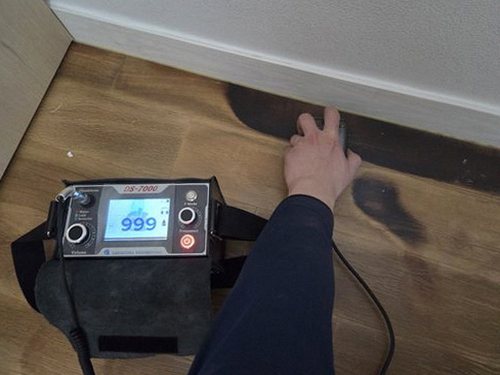 금정구 누수탐지 아파트 거실 천장에 번진 누수 얼룩과 수분 측정 확인 장면