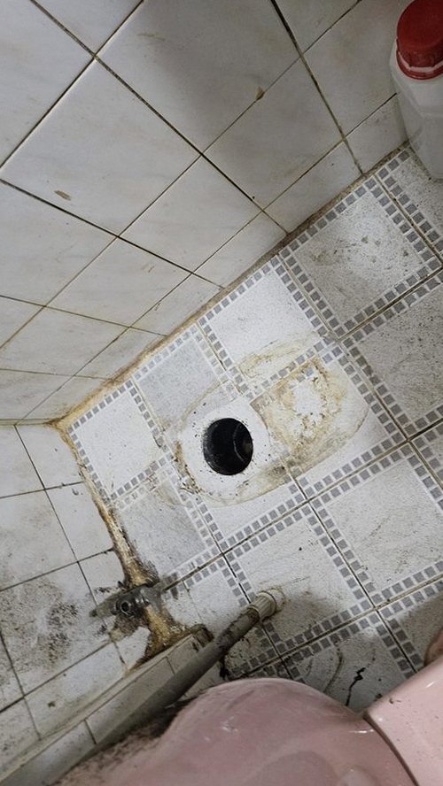 금정구 누수탐지 화장실 바닥 배관 점검과 누수 위치 확인 장면